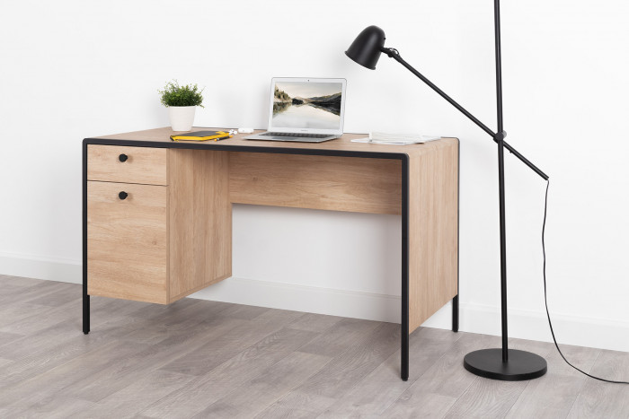 Брюс Стол письменный 12.157, цвет чёрный/Battle rock Santiago/столешница МДФ ель карпатская, ШхГхВ 130х62,6х75 см., универсальная сбока